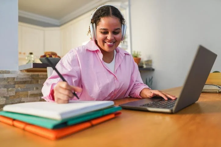 Mujer estudiando en casa